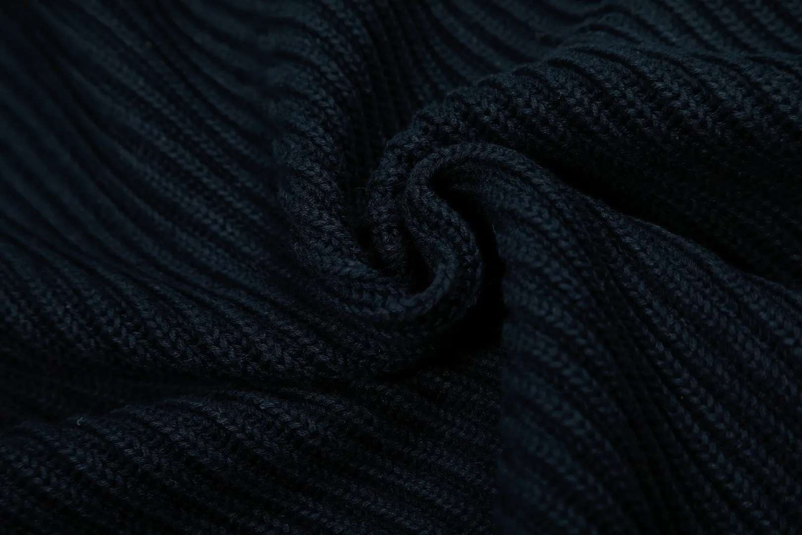 P300 top quality" Style number: DS051# (not off the shelves all year round) [Ralph Lauren large lapel solid color basic full zipper goddess style knitted cardigan] ✅Ralph Lauren Lazy large lapel double zipper classic goddess style knitted new coat ✅Main supplier platform live broadcast Wholesale entity Wholesale entity Replenish when out of stock Not off the shelf ✅ZP quality 1:1 version Scan the code to enter the GF website Counter quality ✅Details and quality are the only one in Guangzhou. Imported quality cotton yarn, focusing on high-end, cost-effective, good quality needless to say. ✅Restore the original version. The maximum size can be worn up to 160 pounds. Loose, comfortable and stress-free. ✅The upper body is simple and easy to put on. A must-have for goddess ootd. Good-looking clothes are never picky. A must-have for goddesses. Recommended for wardrobe. Size: S-XL. Color: black, white, gray, navy.